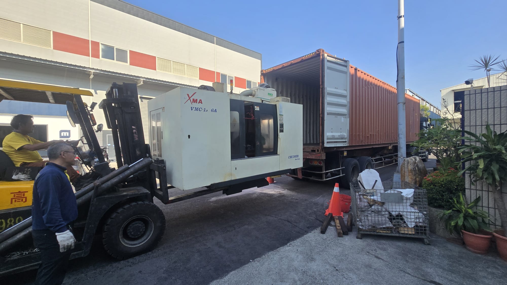 HA LIZ Trading Taiwan CNC machine showroom and export-ready inventory photo